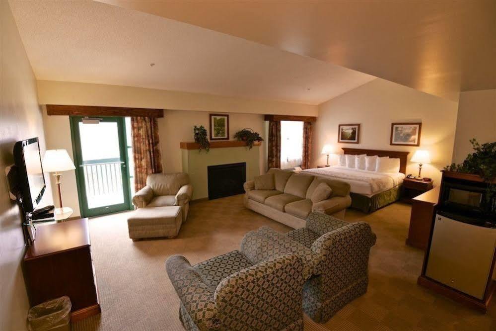 Chief Logan Lodge Hotel & Conference Extérieur photo