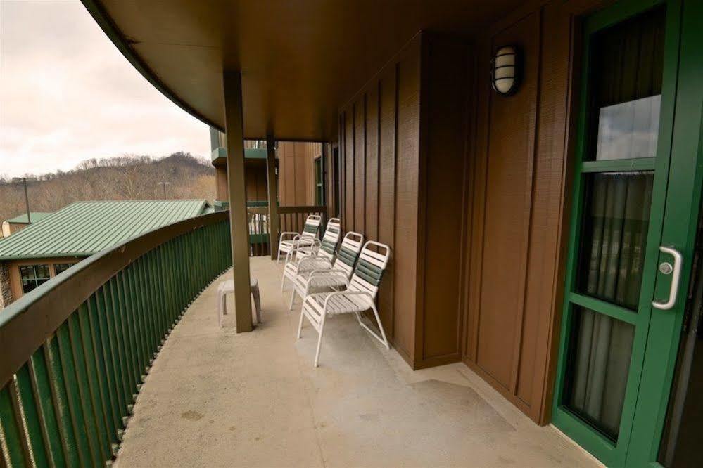 Chief Logan Lodge Hotel & Conference Extérieur photo